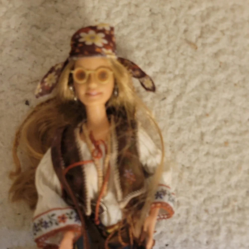 2000 Peace Love 70s Barbie #27677 Collector Doll Outfit Purse Sunglasses Loose
